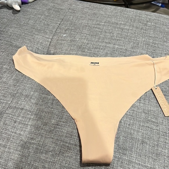 Skims Free cut Mid Waist thong - Picture 4 of 5